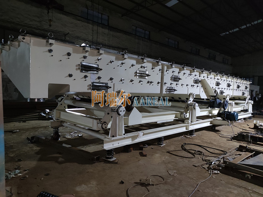 1.6 मीटर चौड़ाई 18.5 लंबा उच्च प्रदर्शन स्टेनलेस स्टील कच्चे चीनी के लिए असंतुलित कंपन कन्वेयर